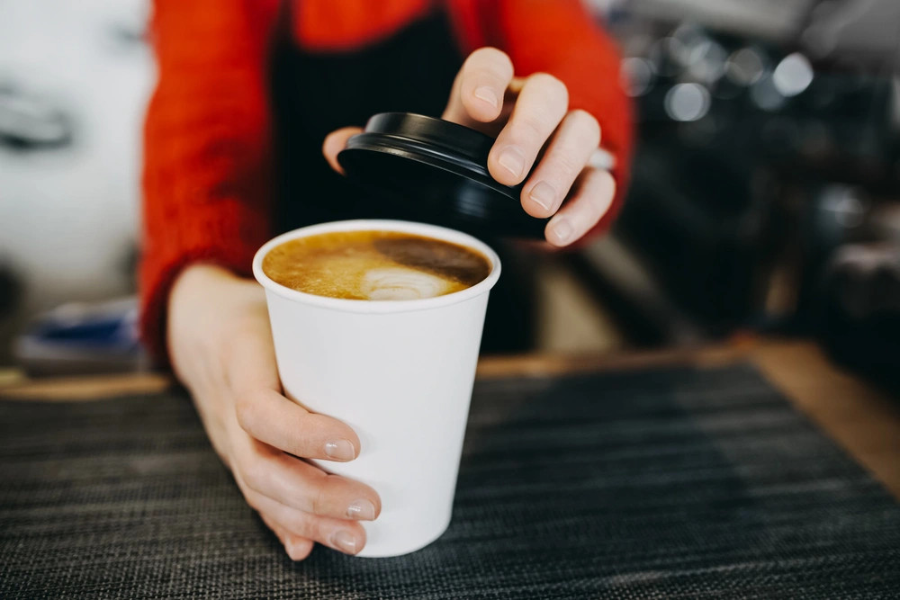 Nghiên cứu tại Ấn Độ: Uống cà phê trong cốc giấy hại cho sức khoẻ - Ảnh 1