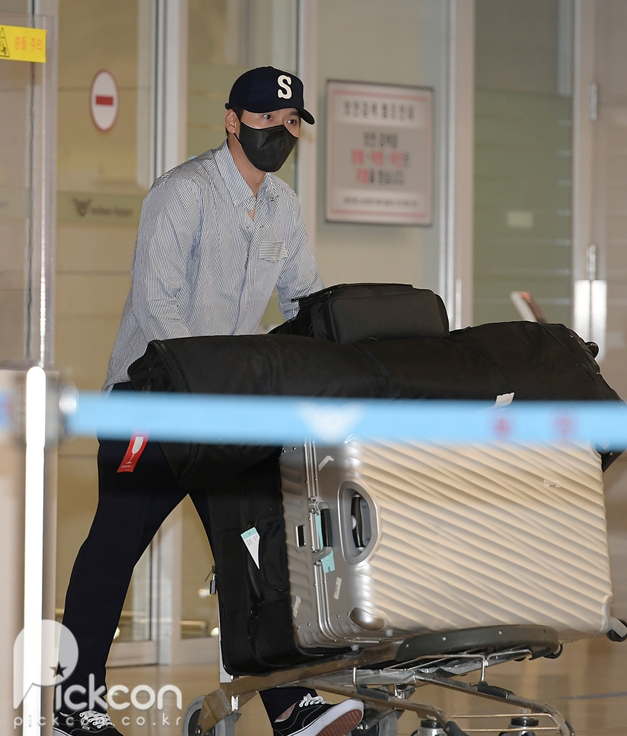 ‘Ngọt lịm’ trước hình ảnh Huyn Bin ôm trọn Son Ye Jin trong vòng tay tại sân bay Incheon sau khi trở về từ chuyến ‘trăng mật’ kéo dài hơn một tuần ở Mỹ - Ảnh 4