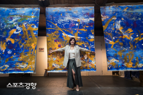 Loạt sao Hàn khiến người hâm mộ ngỡ ngàng với tài năng hội họa thiên bẩm, bán một bức tranh cũng đủ tiền tiêu cả năm - Ảnh 14