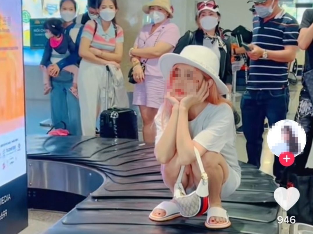 Bão MXH: Tìm ra danh tính cô gái cố ý ngồi xổm lên băng chuyền hành lý ở sân bay - Ảnh 1