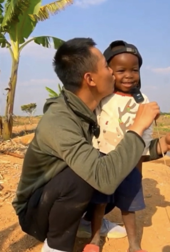 Quang Linh Vlogs xin vía cậu bé “Lôi Con” Châu Phi để được Hoa hậu thơm má - Ảnh 4