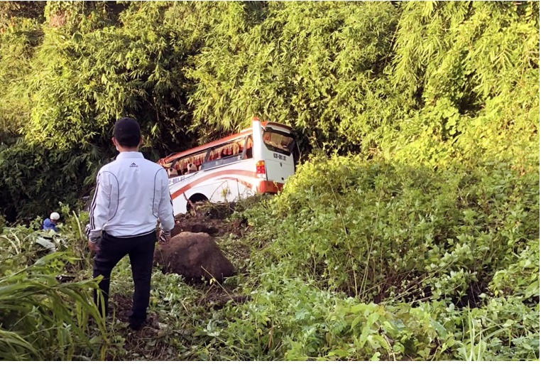 Bình Thuận: Xe khách chở nhiều trẻ em và phụ nữ bất ngờ lao xuống vực, thương tích nặng - Ảnh 1