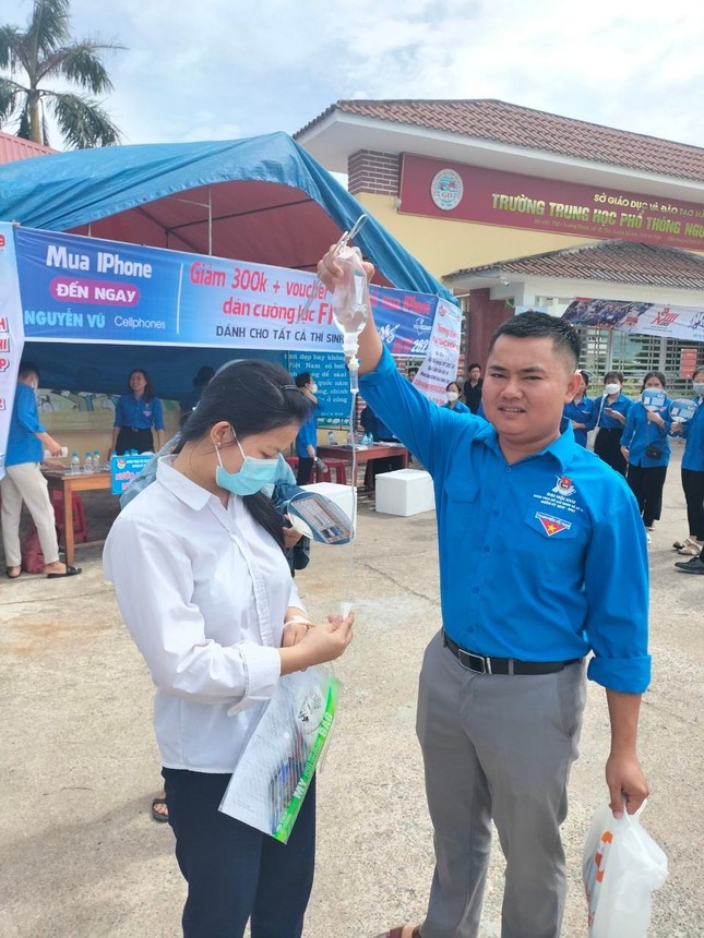 Đang bị bệnh, nữ thí sinh vẫn đeo bình truyền nước trên tay để tham gia kỳ thi tốt nghiệp THPT  - Ảnh 2