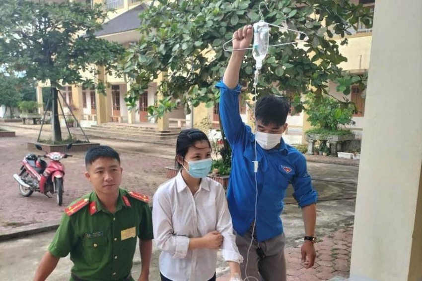 Đang bị bệnh, nữ thí sinh vẫn đeo bình truyền nước trên tay để tham gia kỳ thi tốt nghiệp THPT  - Ảnh 3