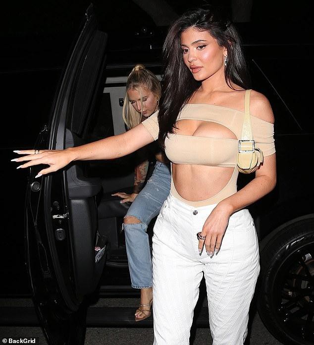 Kylie Jenner tung bộ ảnh phô diễn đường cong bán nude đón tuổi mới, khẳng định “vàng 24K cho tuổi 24” - Ảnh 3