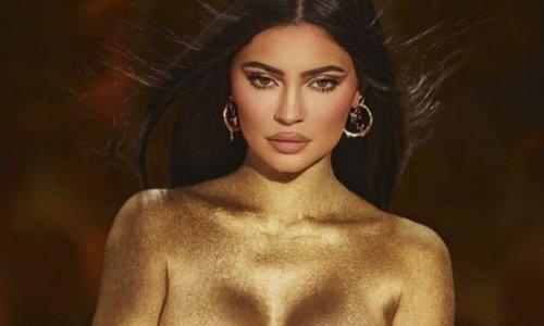 Kylie Jenner tung bộ ảnh phô diễn đường cong bán nude đón tuổi mới, khẳng định “vàng 24K cho tuổi 24” - Ảnh 1