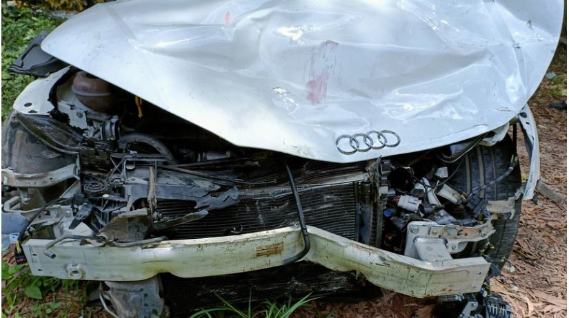 Chiếc Audi nát đầu sau vụ tông chết 3 người ở Bắc Giang, xe máy nạn nhân biến dạng hoàn toàn - Ảnh 3