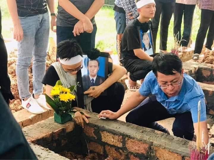 Thắt lòng giờ phút tiễn đưa 3 nạn nhân vụ tai nạn thảm khốc ở Bắc Giang về nơi an nghỉ: Cậu con trai nhỏ gục ngã trong khoảnh khắc cách biệt âm dương - Ảnh 4