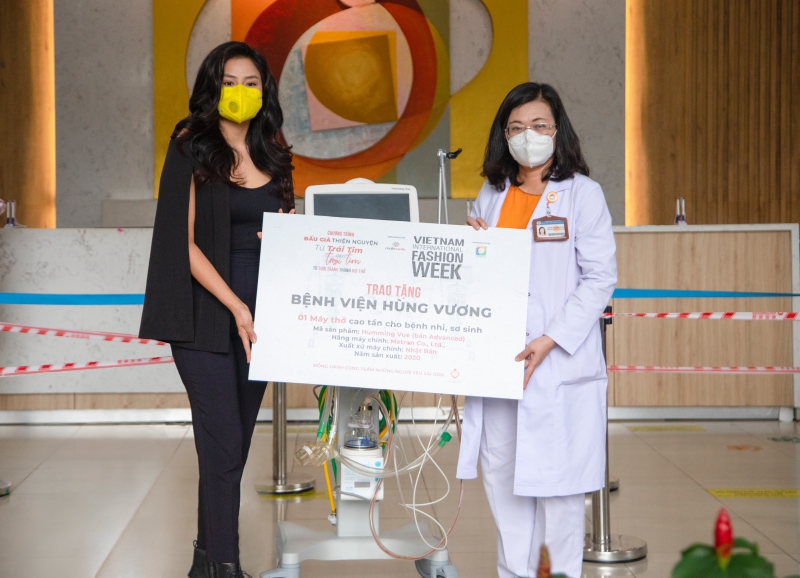 Siêu mẫu Vũ Thu Phương trao tặng máy thở trị giá 750 triệu cho bệnh viện Hùng Vương - Ảnh 3
