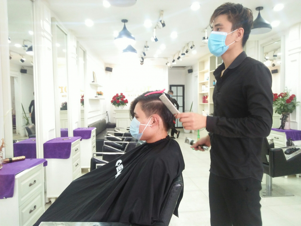 Hà Nội: Cửa hàng cắt tóc, massage,... nhộn nhịp trong ngày đầu mở cửa lại - Ảnh 3
