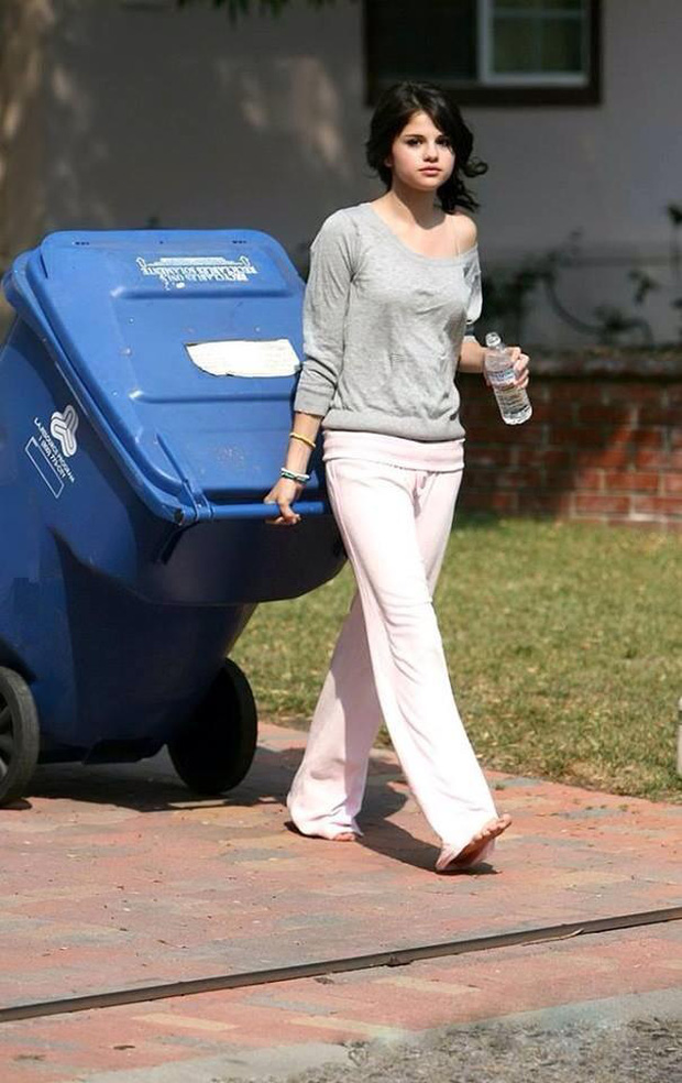 Xinh đến mức mặc xuề xoà, chân đất đi đổ rác cũng xinh là đây: Selena Gomez! - Ảnh 1