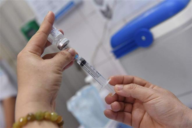 Sở Y tế Lâm Đồng chính thức thông tin về 2 trường hợp tử vong sau tiêm vắc-xin Covid-19: 'Do bệnh lý nền' - Ảnh 1