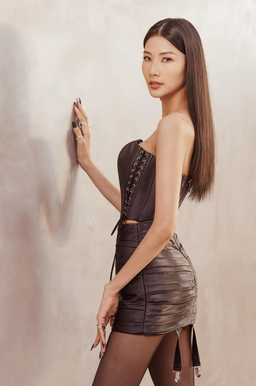 Á hậu Hoàng Thùy tung ảnh bikini khoe dáng sexy nỏng bóng tuổi U30 - Ảnh 8
