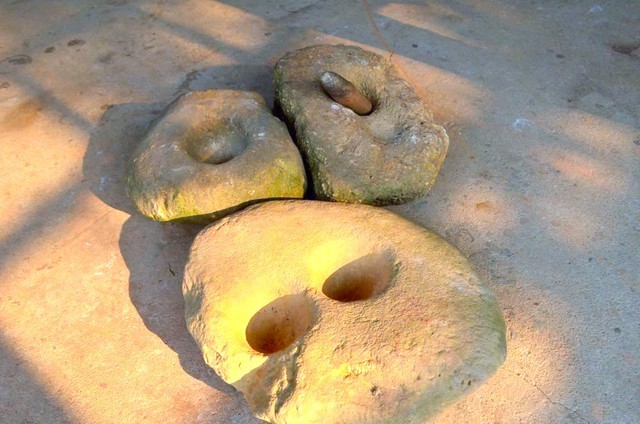 Nhặt được nhiều hòn đá hình thù lạ, nghi đồ dùng của người tiền sử - Ảnh 1