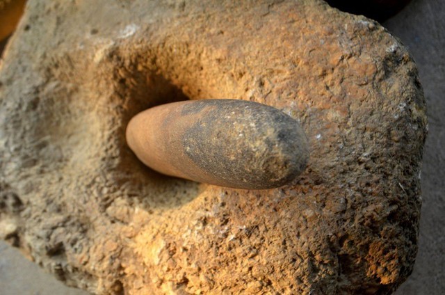 Nhặt được nhiều hòn đá hình thù lạ, nghi đồ dùng của người tiền sử - Ảnh 2