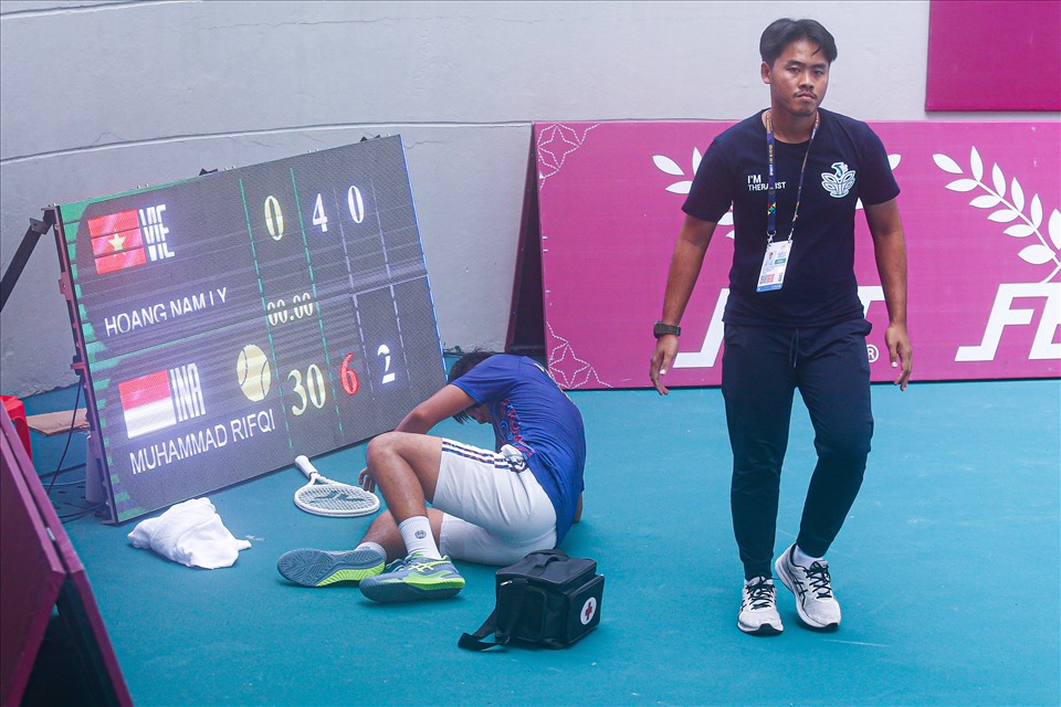 'Tay vợt số 1 Việt Nam' Lý Hoàng Nam nôn ói trong trận chung kết SEA Games 32, nguyên nhân khiến nhiều người xót xa - Ảnh 3