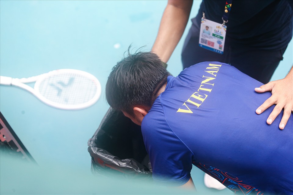 'Tay vợt số 1 Việt Nam' Lý Hoàng Nam nôn ói trong trận chung kết SEA Games 32, nguyên nhân khiến nhiều người xót xa - Ảnh 4