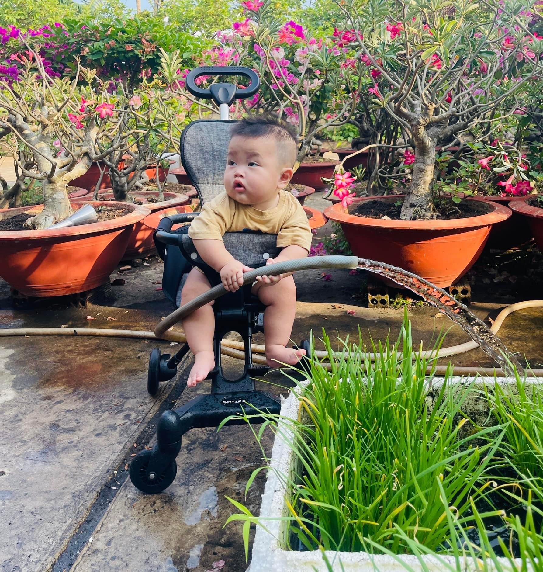 Ảnh con trai Lê Dương Bảo Lâm 8 tháng tuổi phụ việc nhà nhận ‘bão like’ vì điều này - Ảnh 1