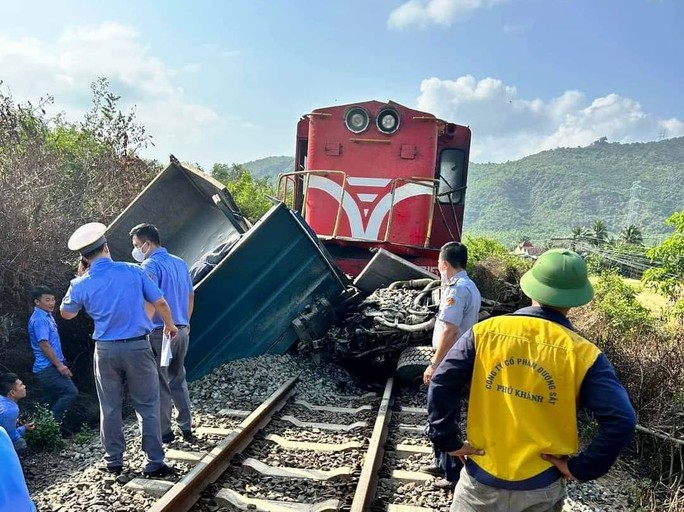 Khánh Hòa: Xe tải bị tàu hỏa tông biến dạng, một người tử vong - Ảnh 1