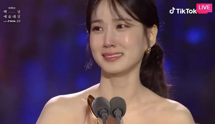 Nữ chính phim 'Luật sư kỳ lạ Woo Young-woo' giành giải thưởng cao nhất tại Baeksang Arts Awards 2023: 'Tôi không biết khoảnh khắc này sẽ đến' - Ảnh 1