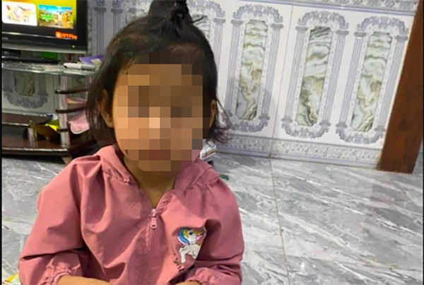 Thông tin mới vụ màn kịch bé gái 5 tuổi bị bỏ rơi: Sở Tư pháp vào cuộc làm rõ theo phản ánh - Ảnh 1