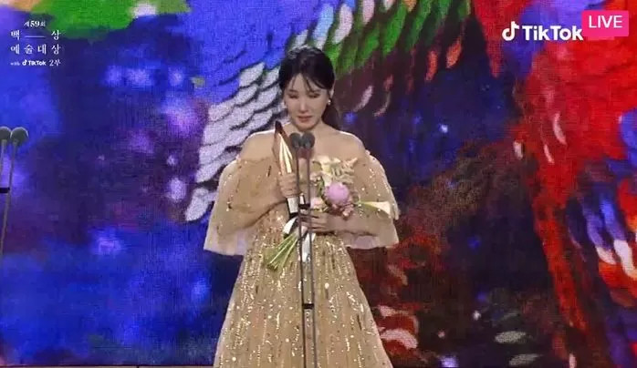 Nữ chính phim 'Luật sư kỳ lạ Woo Young-woo' giành giải thưởng cao nhất tại Baeksang Arts Awards 2023: 'Tôi không biết khoảnh khắc này sẽ đến' - Ảnh 4