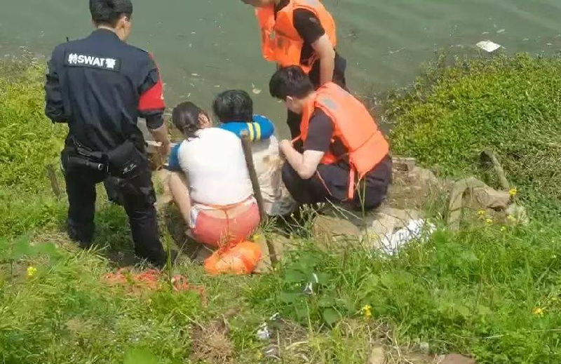 Người phụ nữ ung thư giai đoạn cuối bơi 90 mét qua sông cứu người nhảy cầu tự tử và hành động bất ngờ sau đó khiến nhiều người ấm lòng - Ảnh 1
