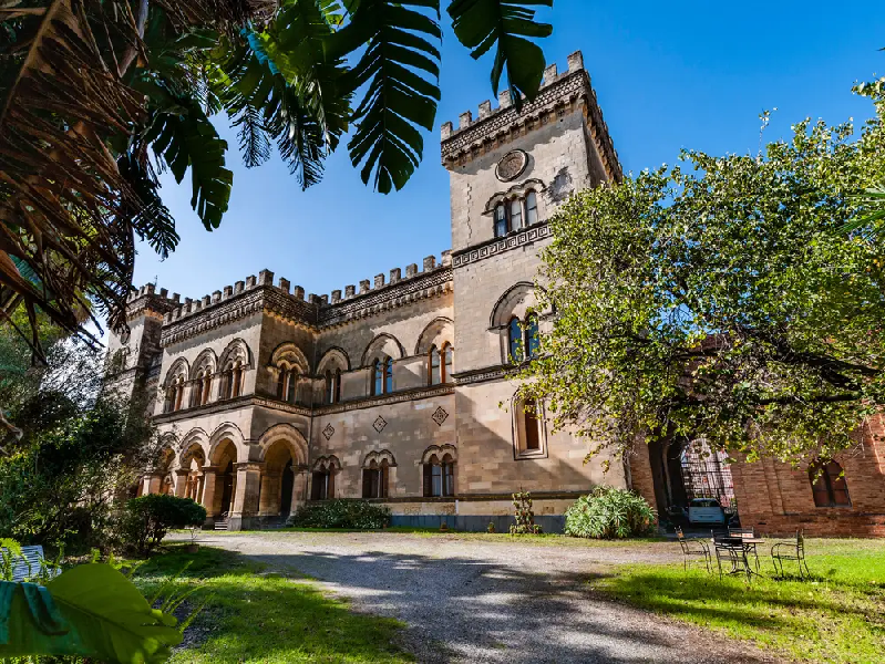 Bên trong tòa lâu đài phong cách Ý trong phim 'Bố già' được rao bán 6,6 triệu USD đẹp mê mẩn - Ảnh 1
