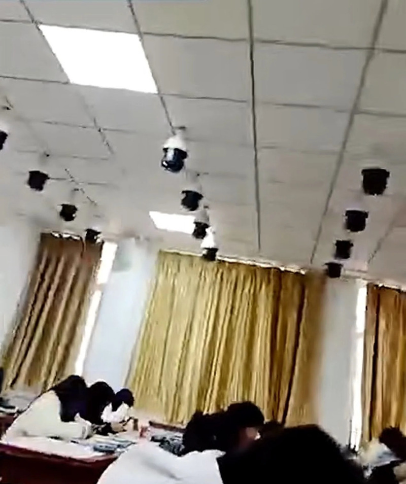 Lắp hàng chục cái camera trong lớp học, sinh viên tức giận đăng đàn vì cảm thấy quá căng thẳng - Ảnh 1