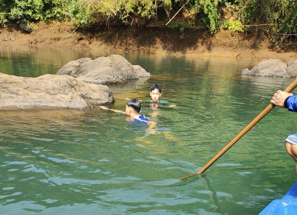 Chơi ở cửa xả lòng hồ thủy điện, 3 bé gái ở Bình Phước bị nước cuốn trôi - Ảnh 2