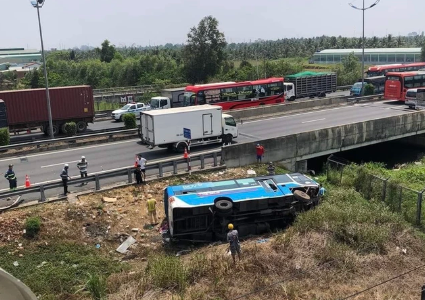 Hiện trường vụ xe khách lật trên đường cao tốc TP HCM - Trung Lương, nhiều người nhập viện cấp cứu - Ảnh 1