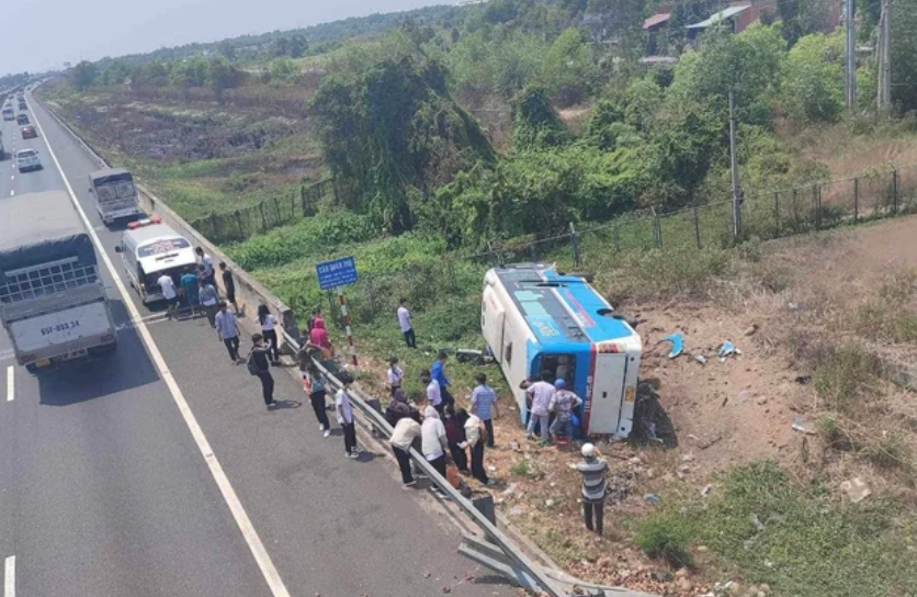 Hiện trường vụ xe khách lật trên đường cao tốc TP HCM - Trung Lương, nhiều người nhập viện cấp cứu - Ảnh 2
