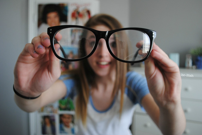 Sai lầm khi đeo kính cận mà hội cận thị cần sửa ngay để không gây tổn hại cho mắt - Ảnh 2