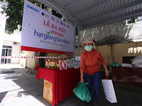 Cận cảnh 'ATM gạo' thông minh đặt lịch hẹn, mời người nghèo nhận gạo ở Đà Nẵng - Ảnh 14
