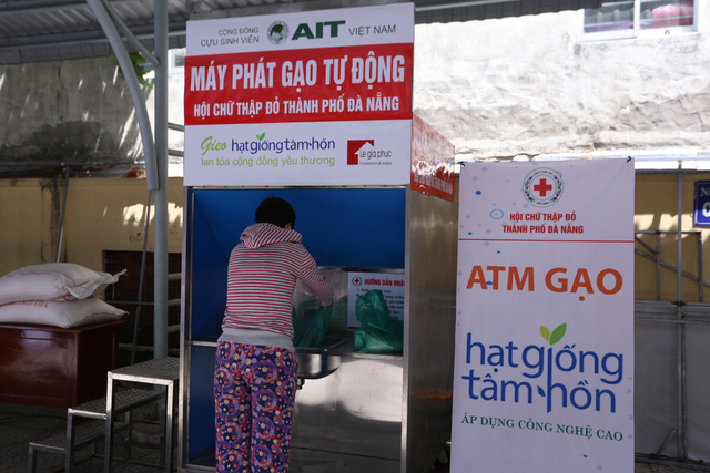 Cận cảnh 'ATM gạo' thông minh đặt lịch hẹn, mời người nghèo nhận gạo ở Đà Nẵng - Ảnh 7
