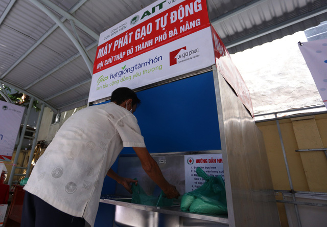 Cận cảnh 'ATM gạo' thông minh đặt lịch hẹn, mời người nghèo nhận gạo ở Đà Nẵng - Ảnh 10