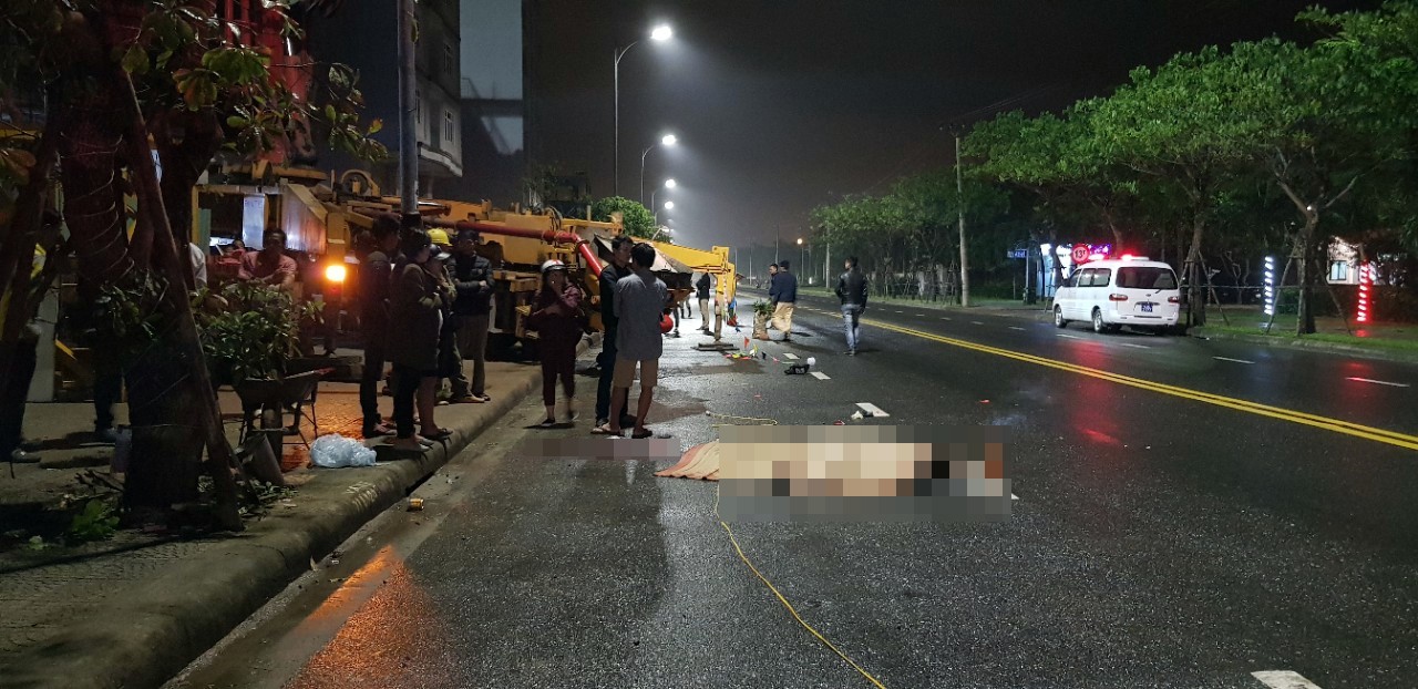 Va chạm với xe bơm hút bê tông đang thi công khách sạn ở Đà Nẵng, nam thanh niên 20 tuổi chết thảm - Ảnh 1