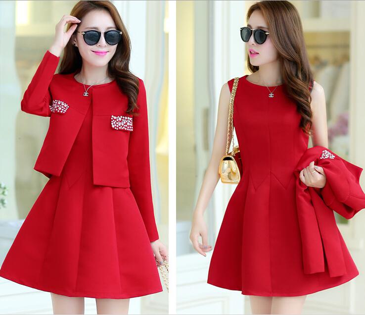 Mẫu váy đỏ kết hợp cùng phụ kiện cho chị em thêm vẻ sang trọng và lịch sự