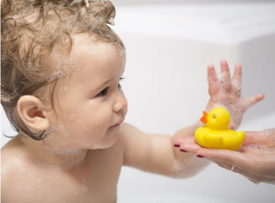 Vì sao vịt cao su trong nhà tắm có thể gây nguy hiểm cho con bạn? - Ảnh 1