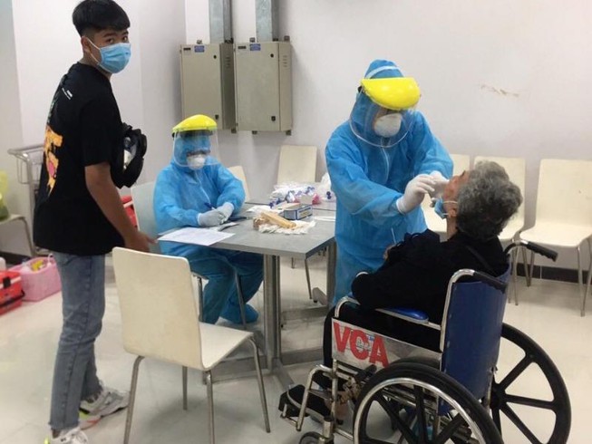 Thêm 2 bệnh nhân Covid-19 ở Đà Nẵng đang thở máy - Ảnh 1