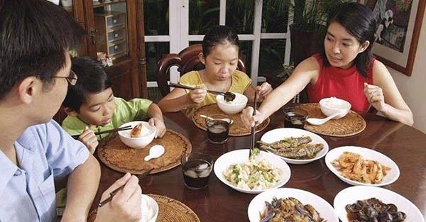 4 thói quen cha mẹ cần luyện tập cho con từ bé để không gây rắc rối khi đi ăn chỗ đông người - Ảnh 1