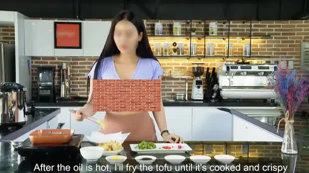 Dân mạng 'ném đá' kịch liệt clip cô gái trẻ thả rông vòng 1 dạy nấu ăn trên YouTube - Ảnh 1