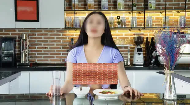 Dân mạng 'ném đá' kịch liệt clip cô gái trẻ thả rông vòng 1 dạy nấu ăn trên YouTube - Ảnh 2
