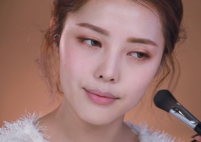 Cách trang điểm tự nhiên cho bạn gái xinh 'lung linh' như hotgirl Hàn Quốc ngày Valentine - Ảnh 15