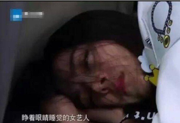 Sao Hoa ngữ bị chụp ảnh khi ngủ gật: Người vẫn đẹp bất chấp, kẻ mất hết hình tượng - Ảnh 27