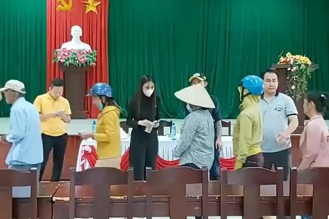 Tin mới nhất: Người dân Nghệ An được Thủy Tiên hỗ trợ 'chỉ nhận tiền, không ký nhận' - Ảnh 1