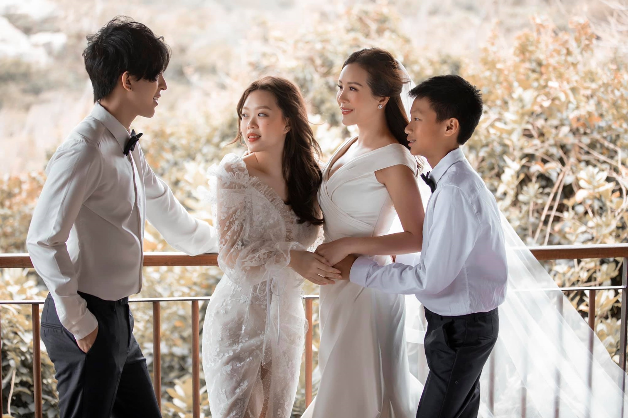 Hoa hậu Thu Hoài khoe ảnh cưới cực tình, đẹp như cổ tích bên chồng trẻ kém 10 tuổi - Ảnh 3