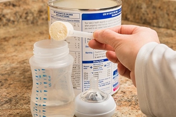 Tăng lượng bột, dùng nước khoáng là những sai lầm khi pha sữa cho con