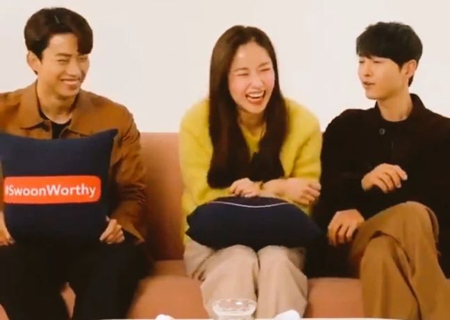 Song Joong Ki 'gây bão' vì ngồi chạm... vòng ba với bạn diễn nữ ngay trên truyền hình, còn nhắc đến 'gia đình' nhưng vội đính chính - Ảnh 1