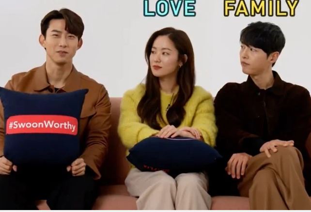 Song Joong Ki 'gây bão' vì ngồi chạm... vòng ba với bạn diễn nữ ngay trên truyền hình, còn nhắc đến 'gia đình' nhưng vội đính chính - Ảnh 4